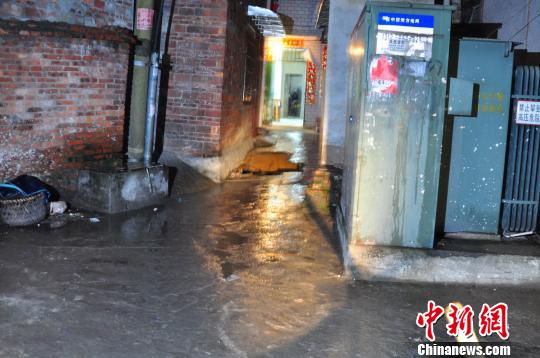 广西柳州一路面发生塌陷疑为地下防空洞所致