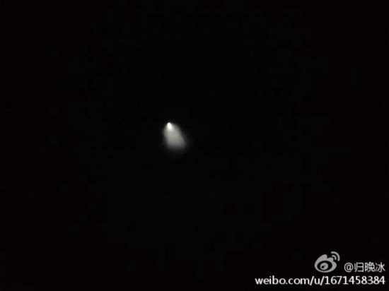 网友在济南区域看到，拟似“UFO”强光不明物体。网友供图
