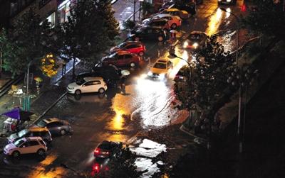 北京迎今年最强暴雨 室外大型活动暂停