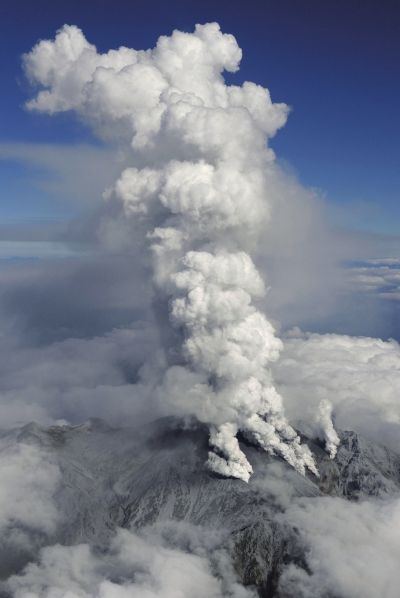 9月27日,位于日本长野和岐阜县之间的御岳山喷出火山灰。