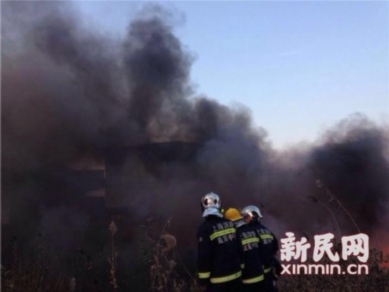 图说:位于金山区南阳港西路一化工厂内忽然起火。金山消防供图
